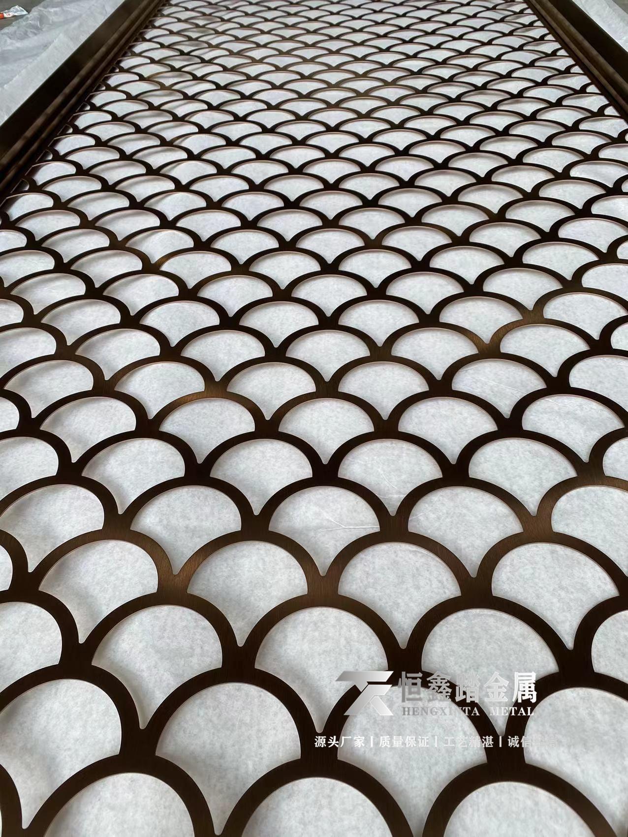 拉丝玫瑰金鱼鳞纹屏风不锈钢激光镂空鱼鳞纹隔断酒店餐厅卧室隔断