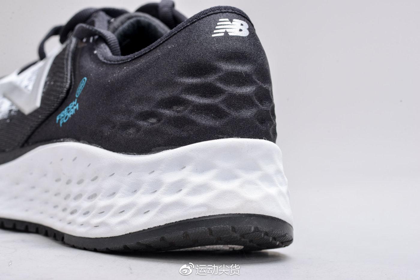 加厚四维fresh foam缓震中底,提供极致缓冲保护中底外侧增加了外部的