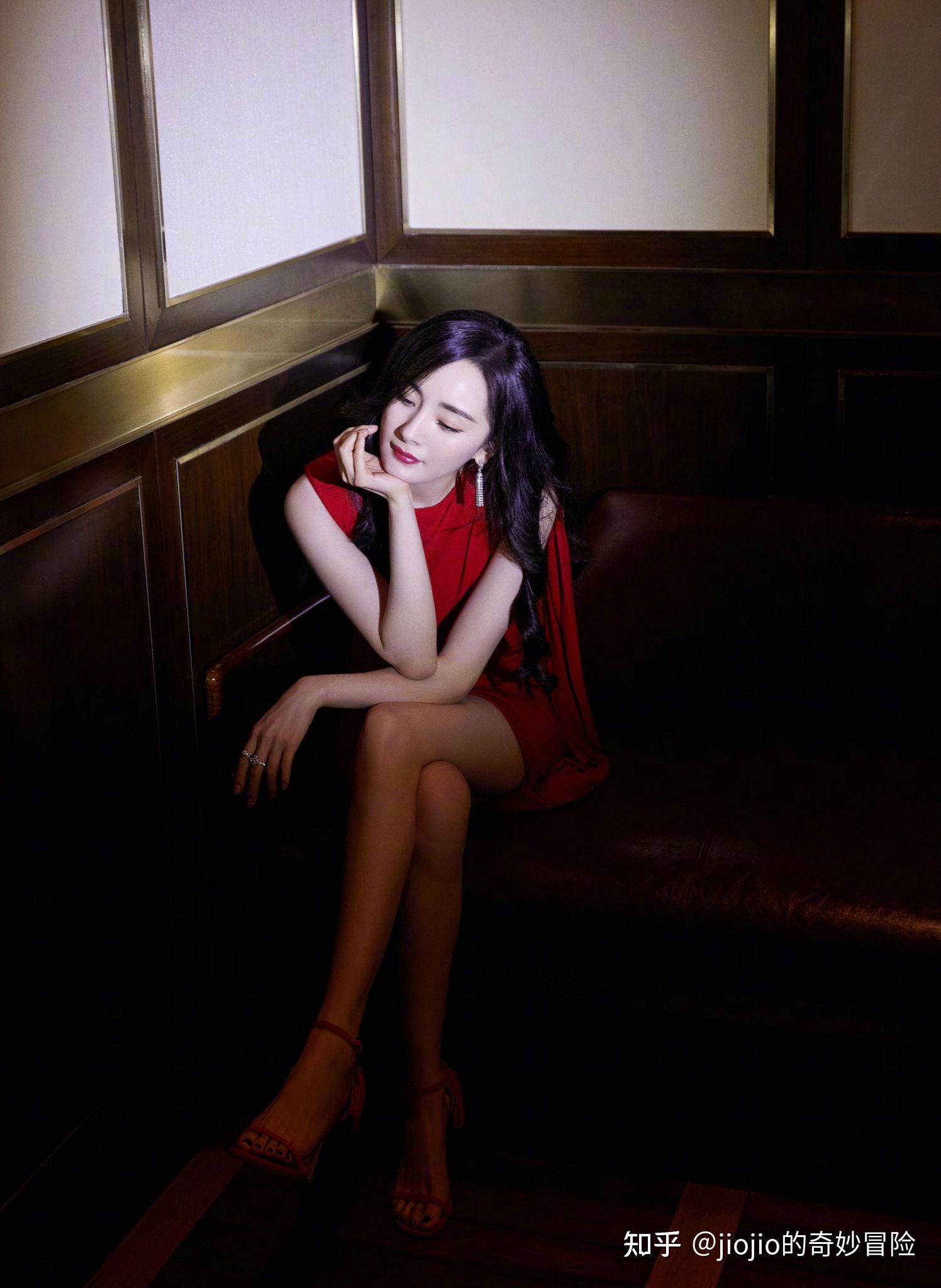 杨幂身着红色短裙以助梦嘉宾亮相直通之夜长卷发妩媚动人演绎复古靓丽