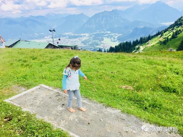 体验欧洲赤脚感官公园谁说再热也不能光脚