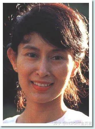年轻时的昂山素季虽然在海外漂泊日久,但昂山素季从来都没有忘记过