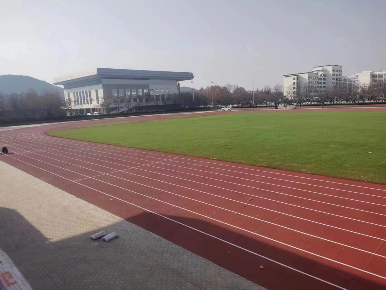 塑胶跑道厂家丨分析混合型塑胶跑道与无溶剂硅pu塑胶球场的特点!