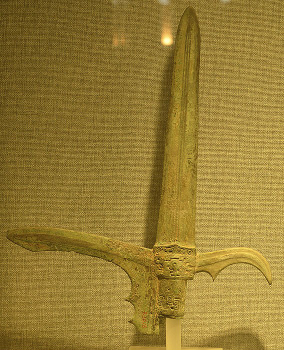 剑型戟,战国中晚期产物,南阳地区拣选在青铜戟发展成熟的同时,另外