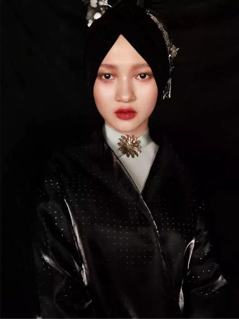 等元素大胆融入作品身兼多重角色的她创立陈漫式视觉艺术风格摄影师