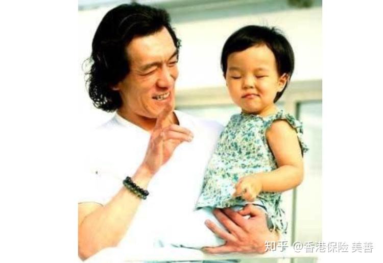 小时候的法图麦·李与李咏还是长得有点相似的,但是李咏这长相本来就