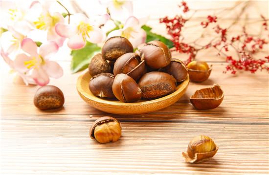 栗子中不仅含有大量淀粉,还含有丰富的蛋白质,脂肪,b族维生素等多种