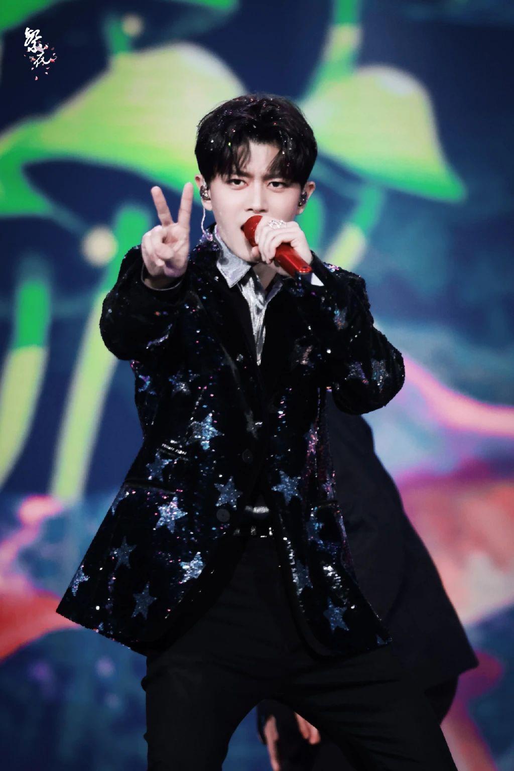 任嘉伦壁纸:一年有四季天气有多变,唯一不变的是爱你的心