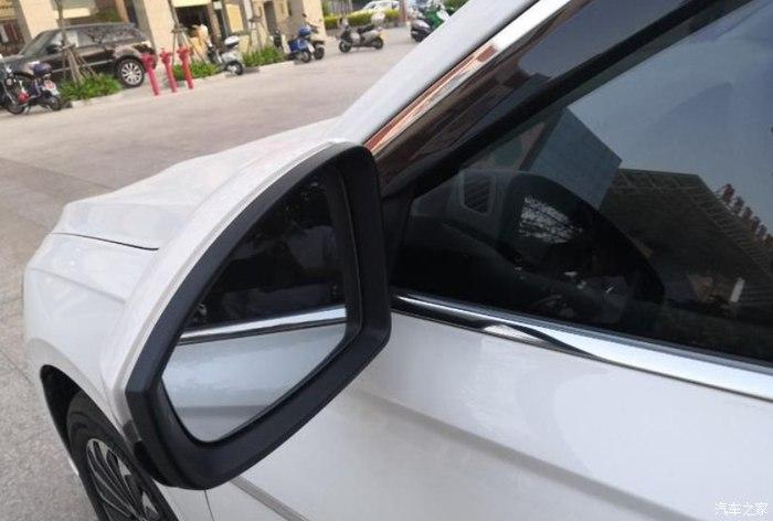 后视镜的面积也很大,即使说你是新手,用这个后视镜也是特别如鱼得水的