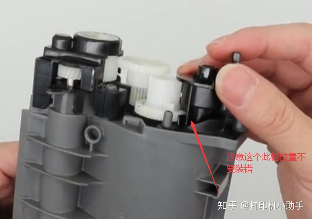 操作步骤六:使用预先购买好的匹配型号碳粉加入粉盒内!操作步骤五:打
