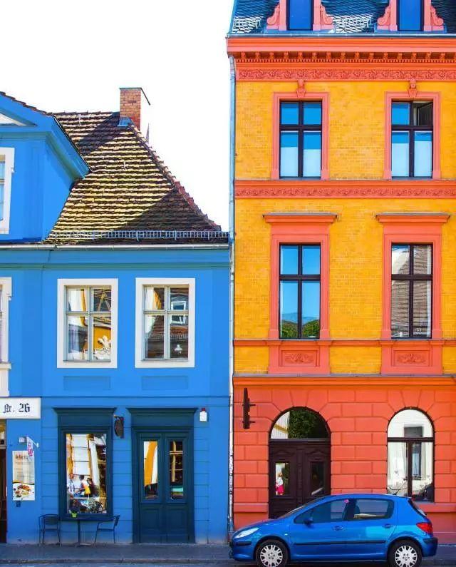 科隆(德国)街头置身在绿色座椅之中孤单的小熊柏林城彩色大楼街角彩