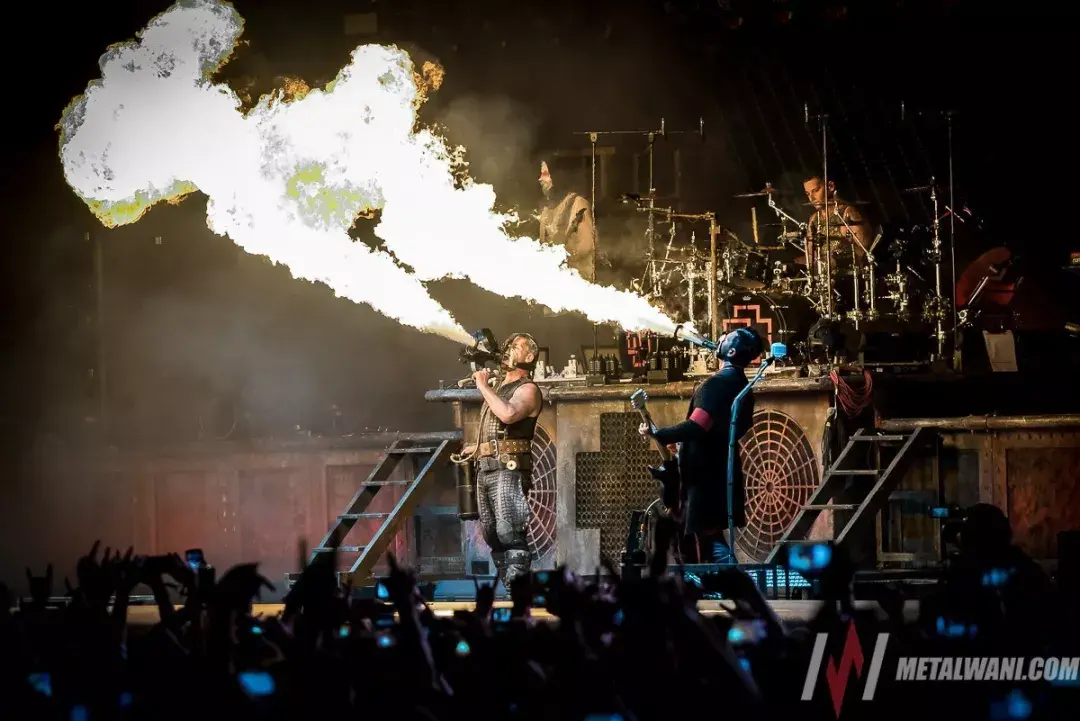 战车(rammstein)乐队现场滚石:所以,所有的这些东西都是为了制造引人