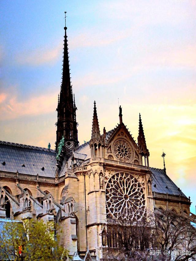 法国文化旅行之夕阳之下的巴黎圣母院雨果笔下的爱情悲剧