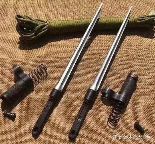 1965年之前生产的56半采用剑形两面开刃的刺刀,后来将双开刃改为单