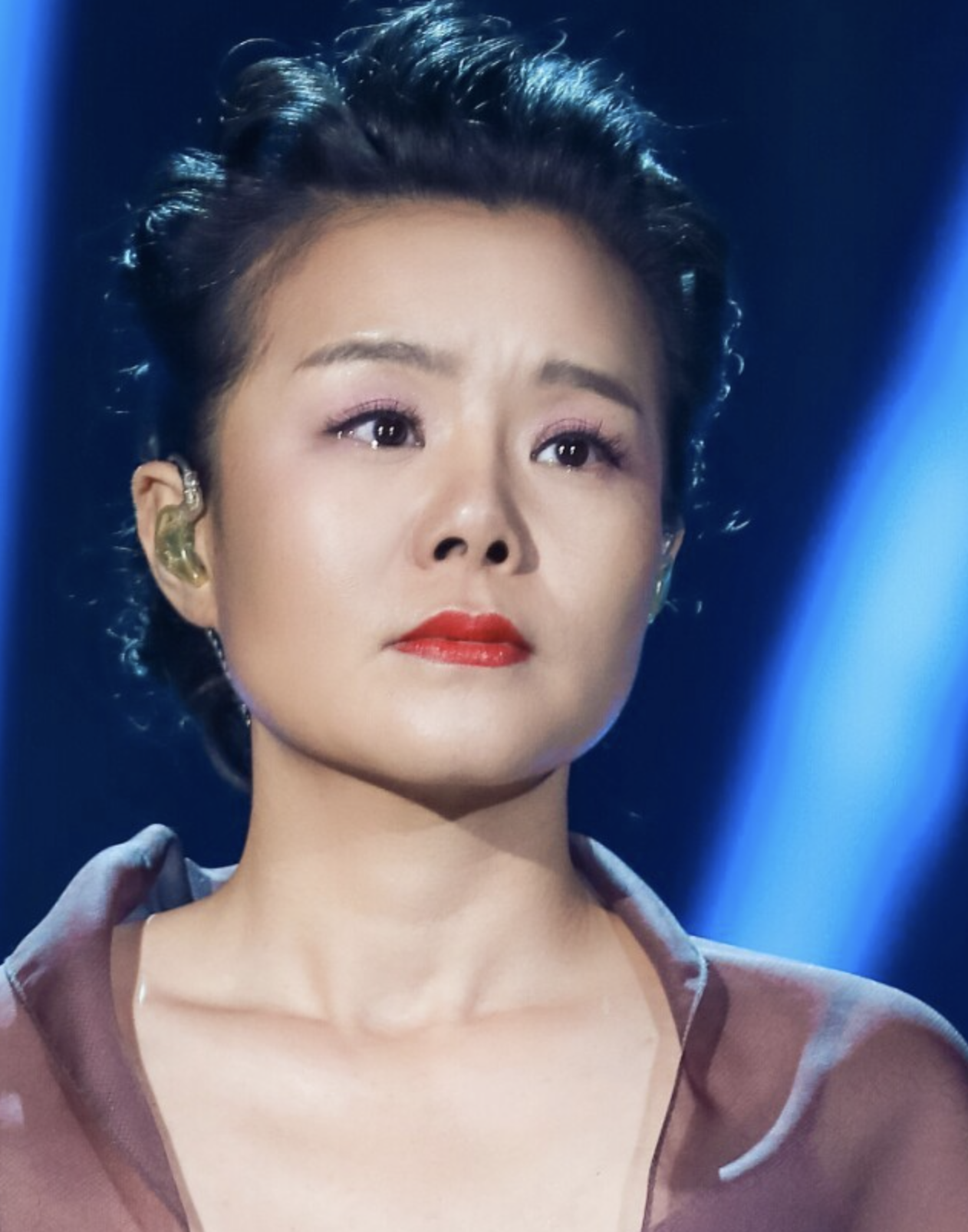 初代神曲之王龚琳娜,被谁拆掉了夸张的翅膀?