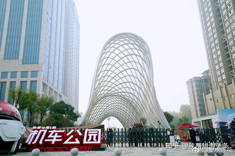 位于半坡地铁站口的机车公园,以机车文化为主题,机械与科技感十足,是