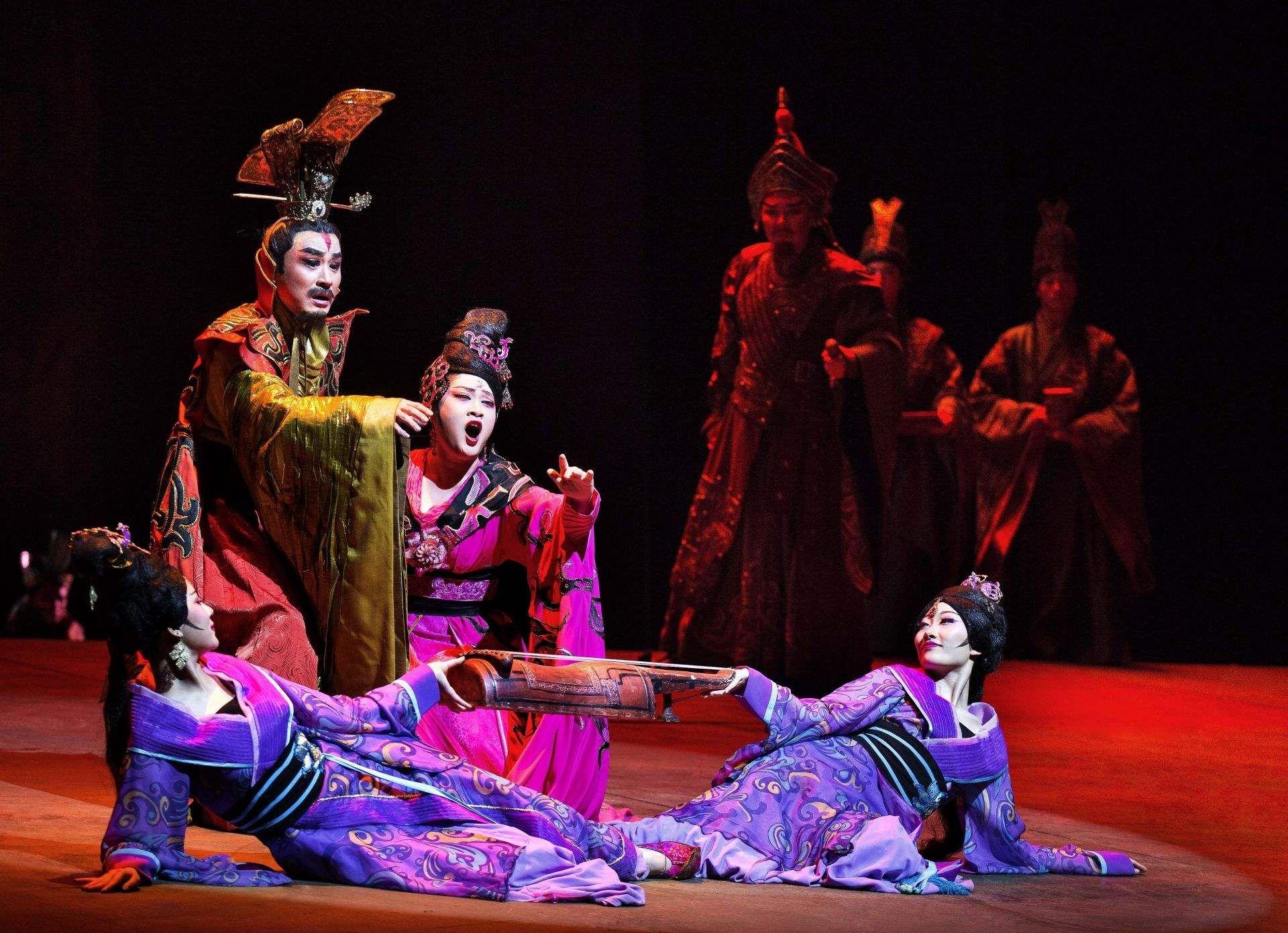 宴席结束之后,楚庄王回宫,许姬有些不高兴,埋怨楚庄王没有替他出气.