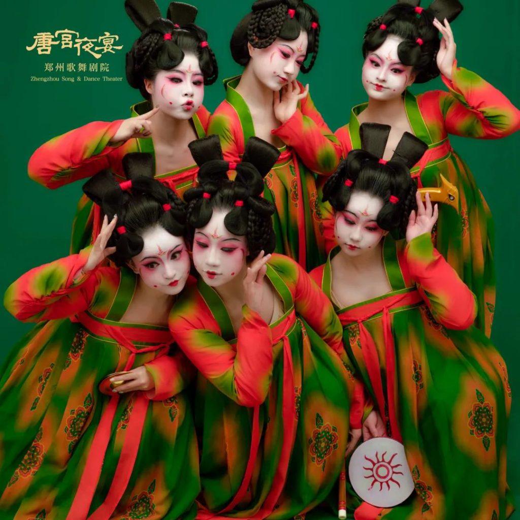 《唐宫夜宴》以夜宴的乐师们为主角,展现了唐朝少女们从准备,整理妆容