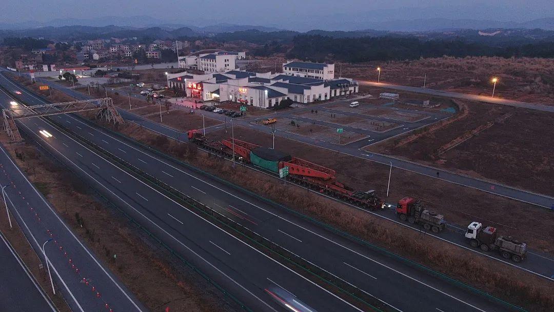 3时30分"巨无霸"从衡阳变压器厂启运,当天 18时到达云阳山服务区休整