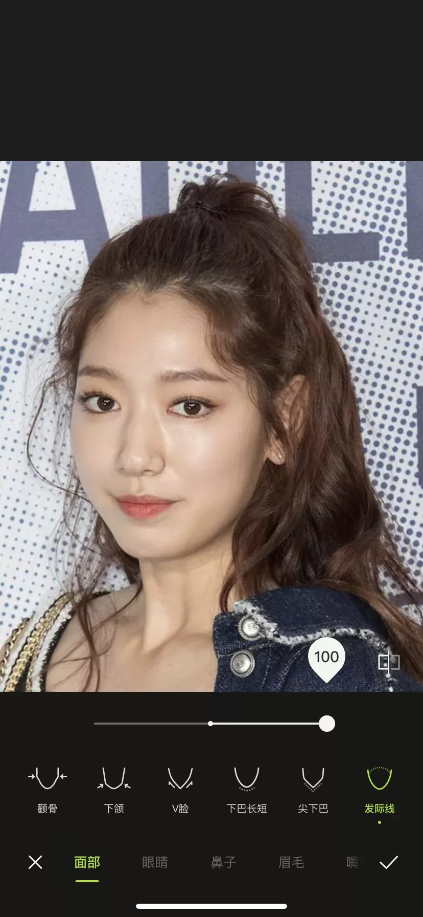 原图中朴信惠扎着半高马尾,在视觉上头发已经有蓬松感了.