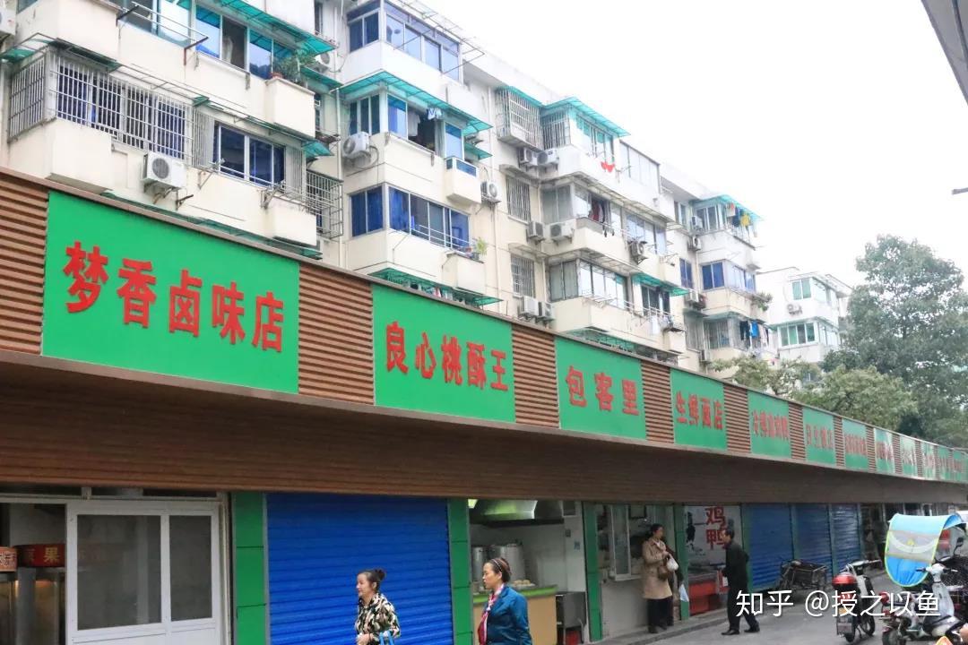 能够比较明显地看到市场招牌,在买菜高峰期流量十分可观