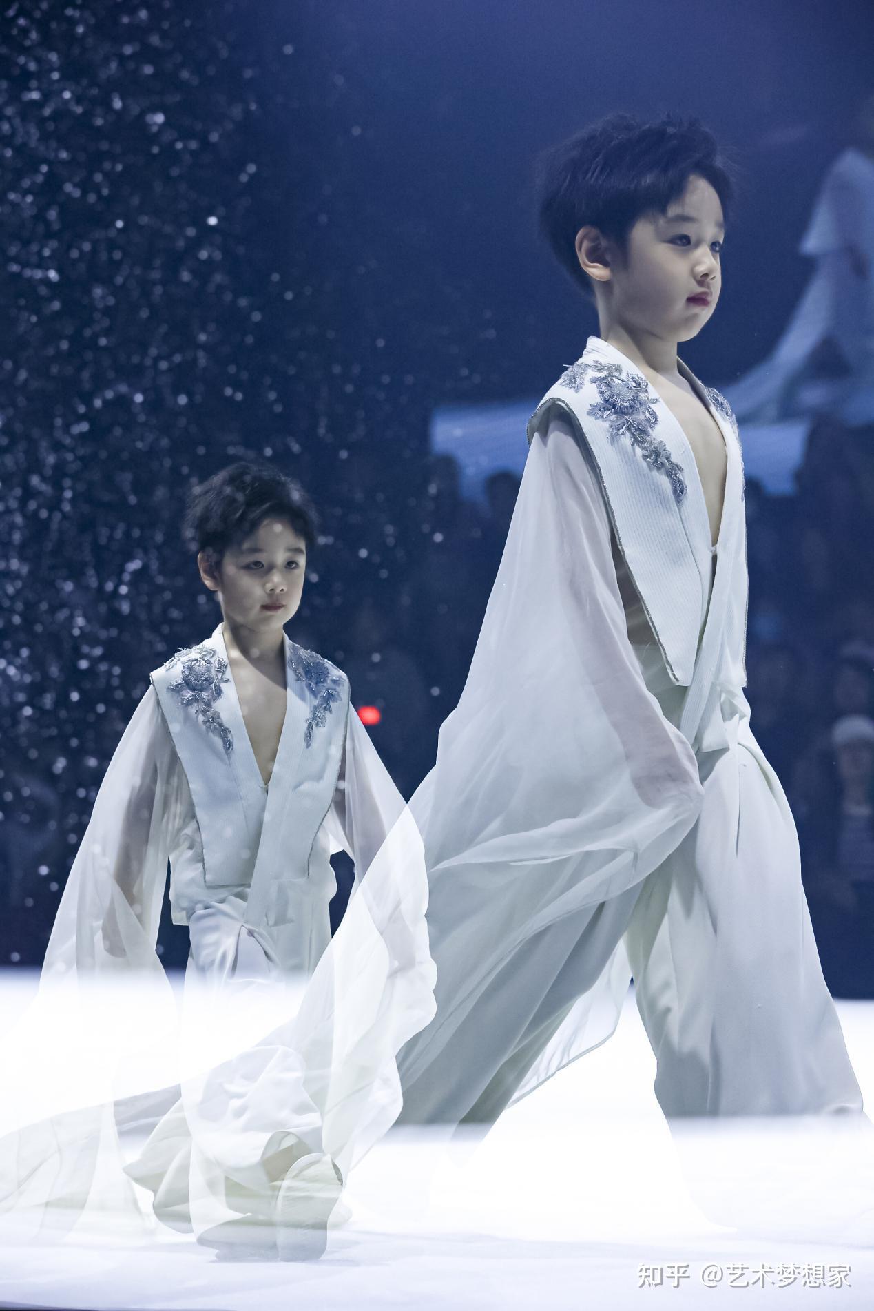 5岁童模王子睿三寸盛京钜星秀场身着高级定制如鹤志行