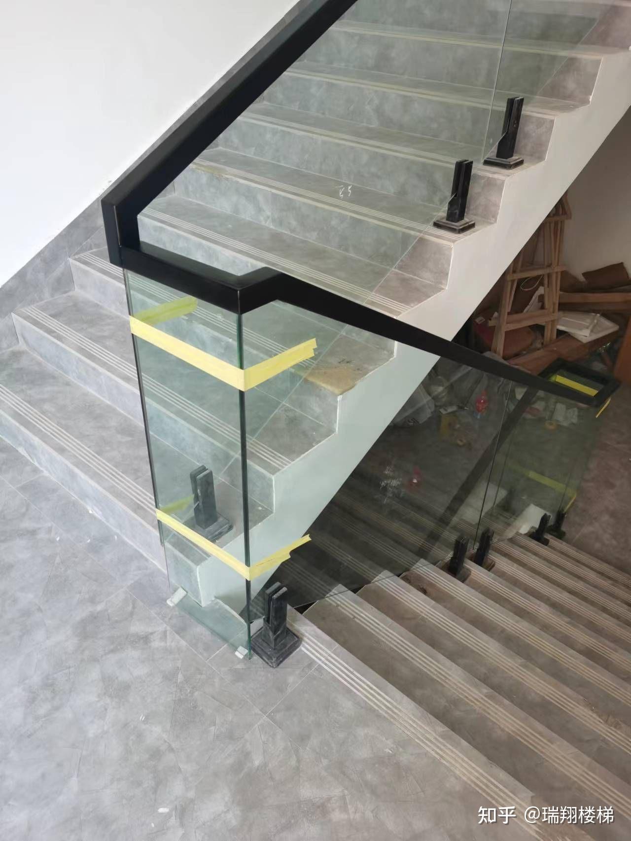 优雅黑沙滩柱玻璃护栏