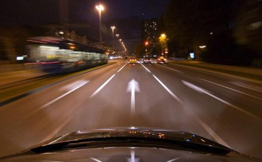 夜间开车的时候要尽量减少不必要的驾驶动作,尤其是突然变道,超车等