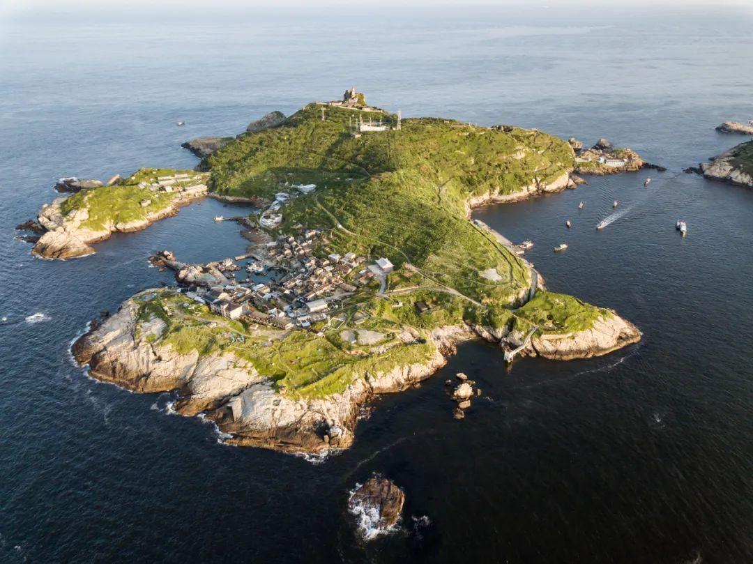 花岙島花岙島上峰俊石怪,巖奇洞幽,特別是佈列在約一公里海岸上的結晶