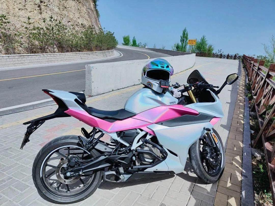 当代年轻人装酷新方式一起去骑野摩托