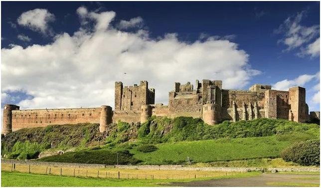 是一座海滨小镇,其巴姆尔格城堡(bamburgh castle)为玫瑰村庄蒙上了一