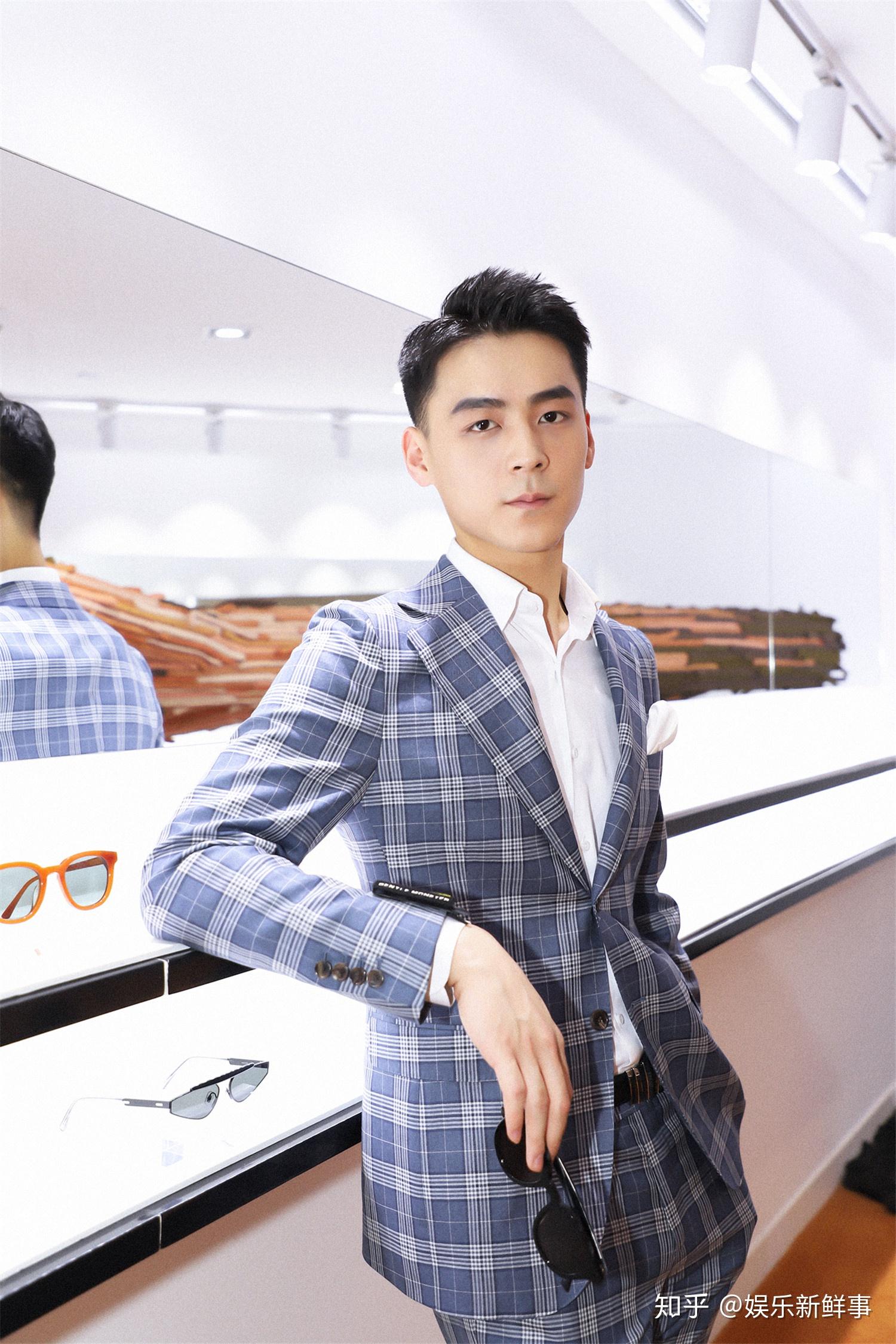 余沛杉亮相时尚活动俊朗不凡尽显前卫格调