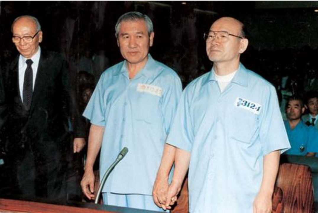 韩国89岁前总统全斗焕出庭受审 家门口警察堵成人墙