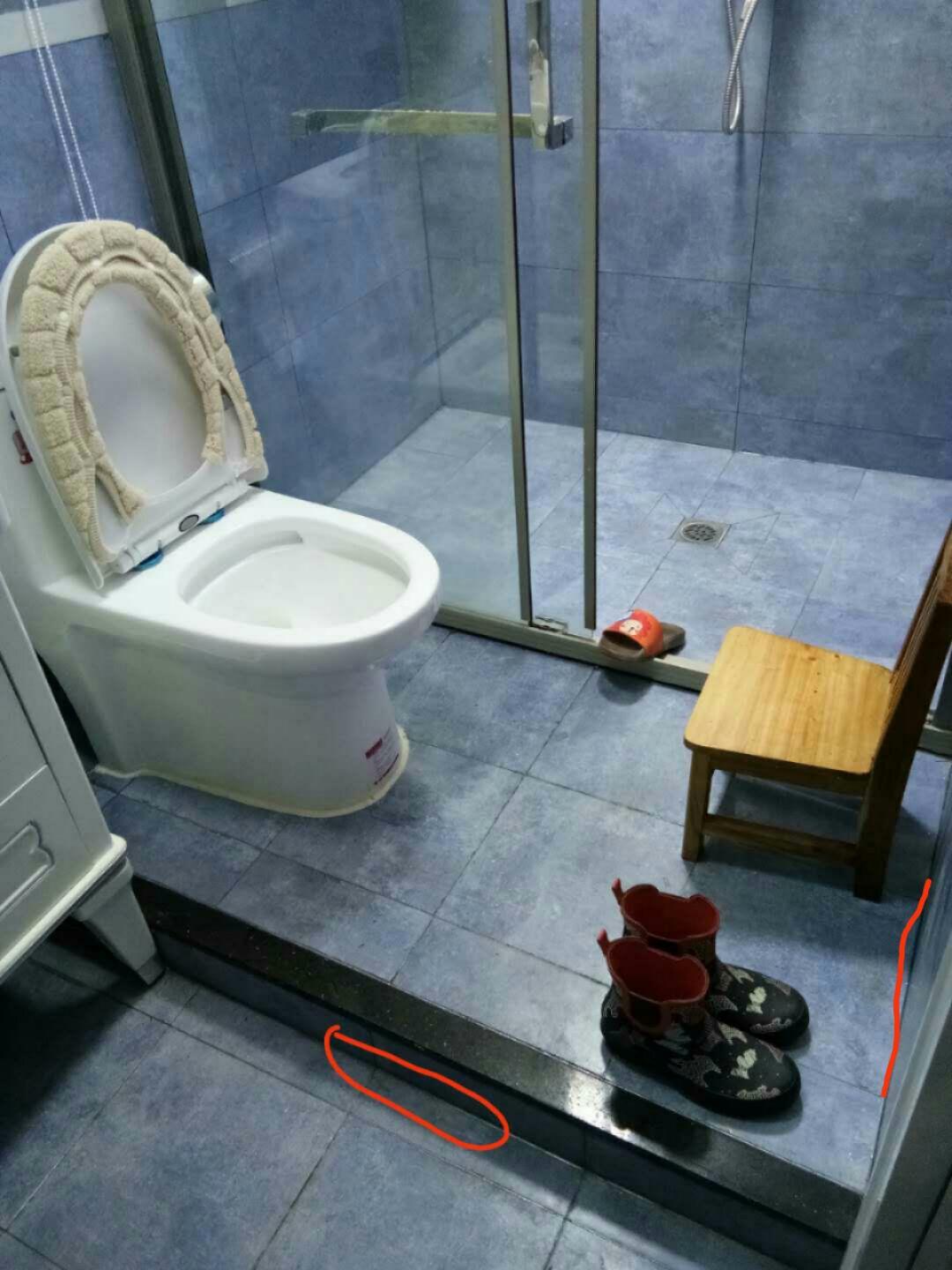 卫生间干湿分离洗澡后台阶下边边缘有点渗水是怎么回事是漏水还是需要