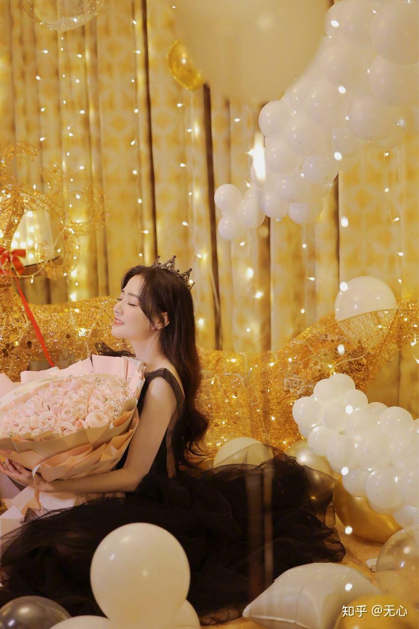 大美女吹蜡烛许愿吃蛋糕每个步骤乖乖照做愿望就能统统实现