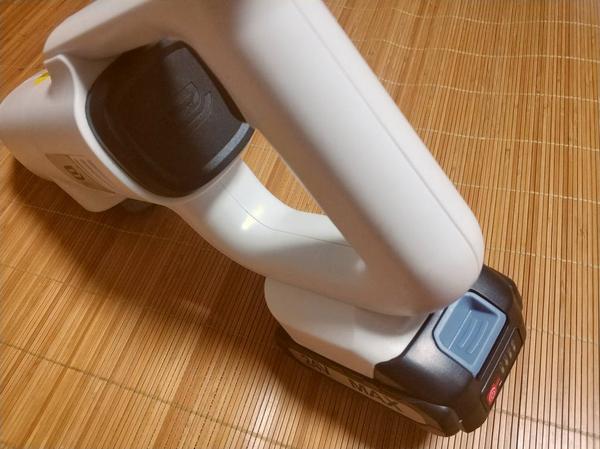 这款小巳洗车机xs002,机身为白色,裸机仅重0.