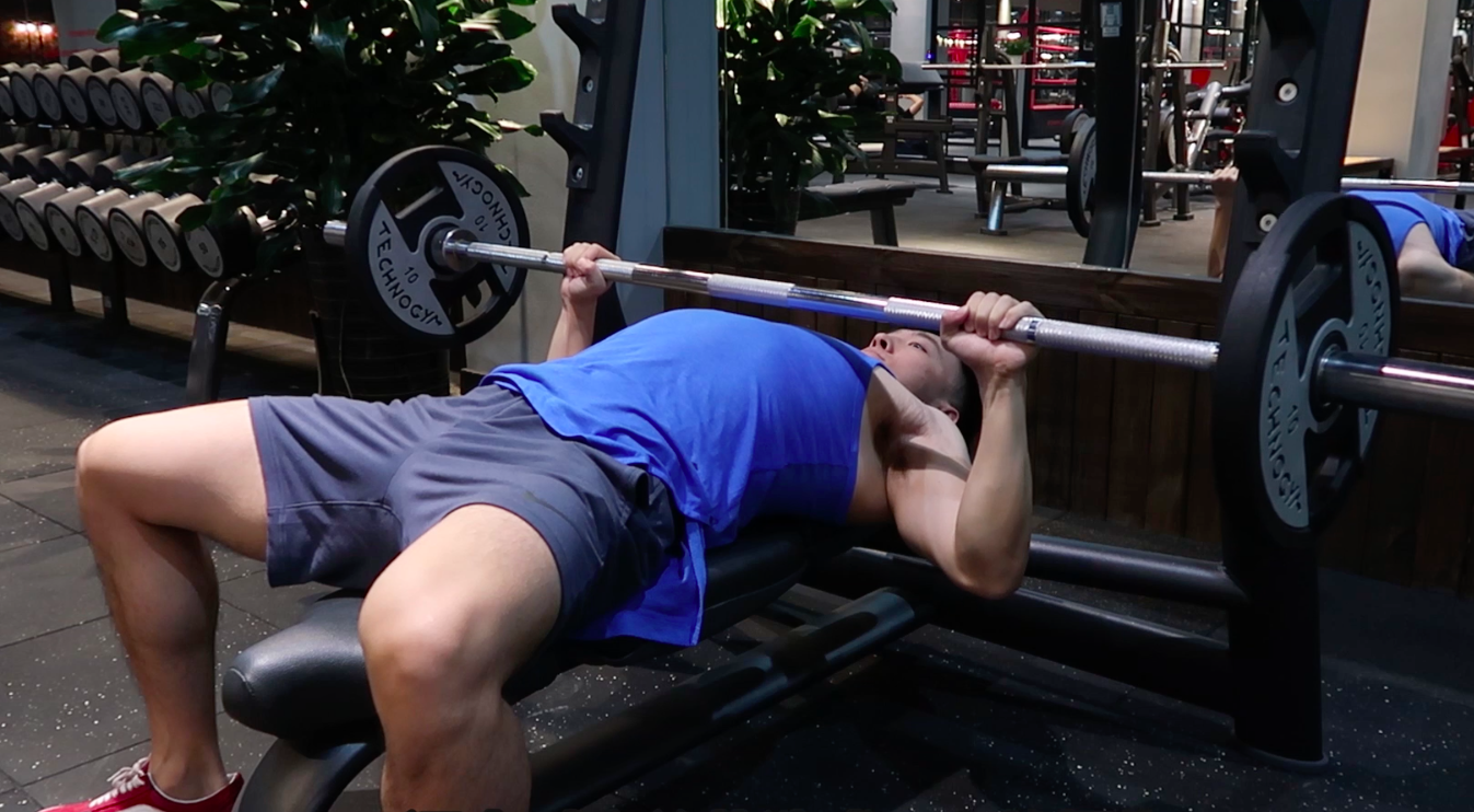 杠铃卧推中最容易引起肩膀不适的4种错误姿势别毁掉肩膀