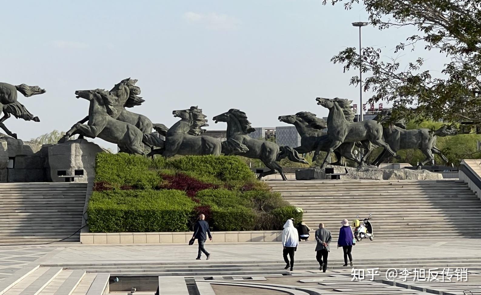 卧底传销之万马广场"传销解说",让很多新人迷迷糊糊的交钱加入