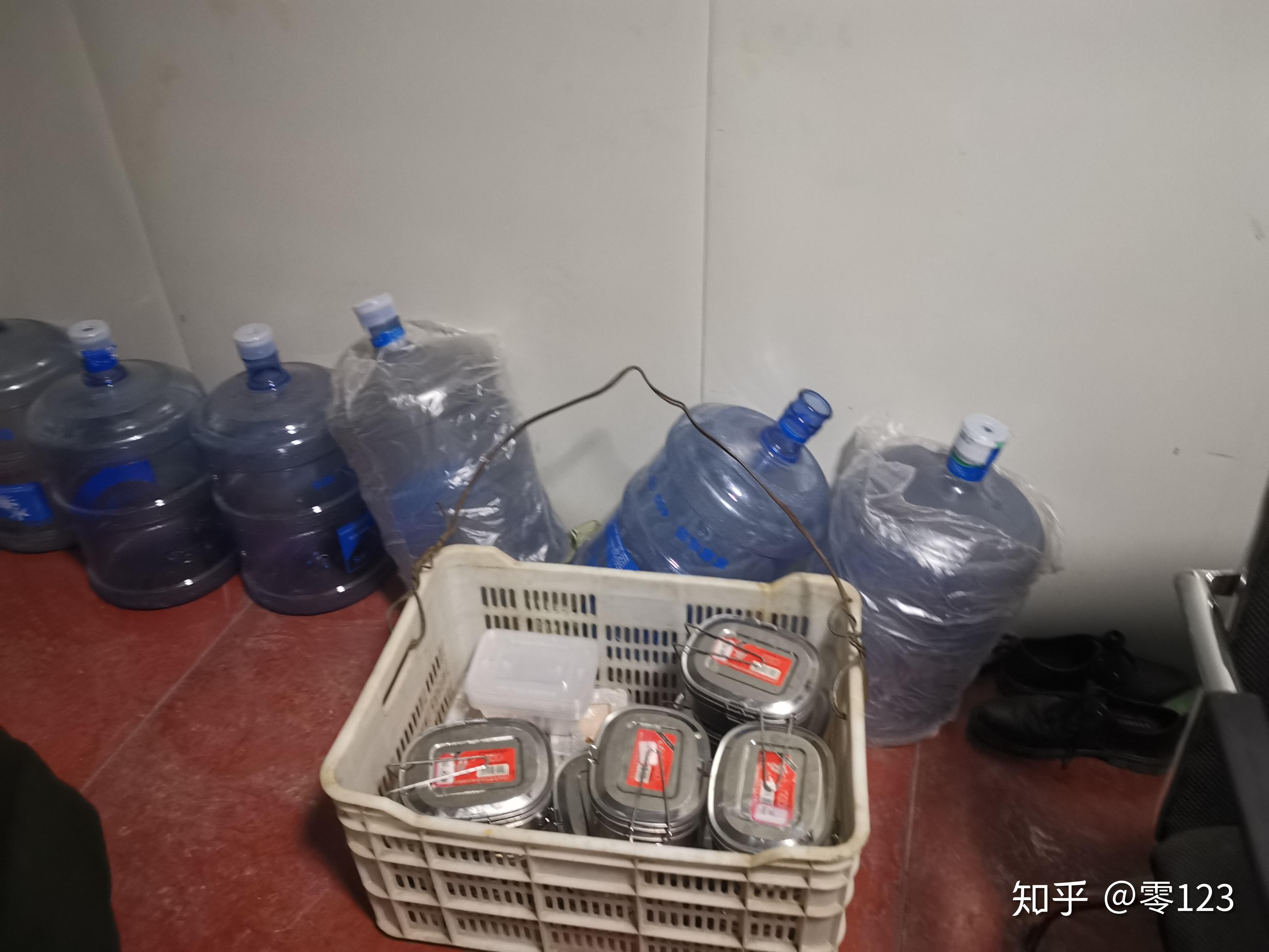 送往工地的饭盒中午只能在工地吃饭,会有专门的人送过来,每次我都很难