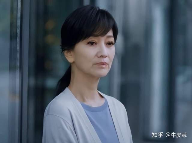 后来因为形象好被星探发掘,转行做了演员,电视剧《乘风破浪》是她的第