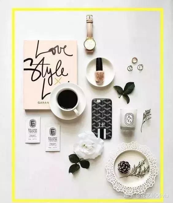 圆形构图:把静物摆成圆形,堆砌于画面中央,外圈多用花朵道具.