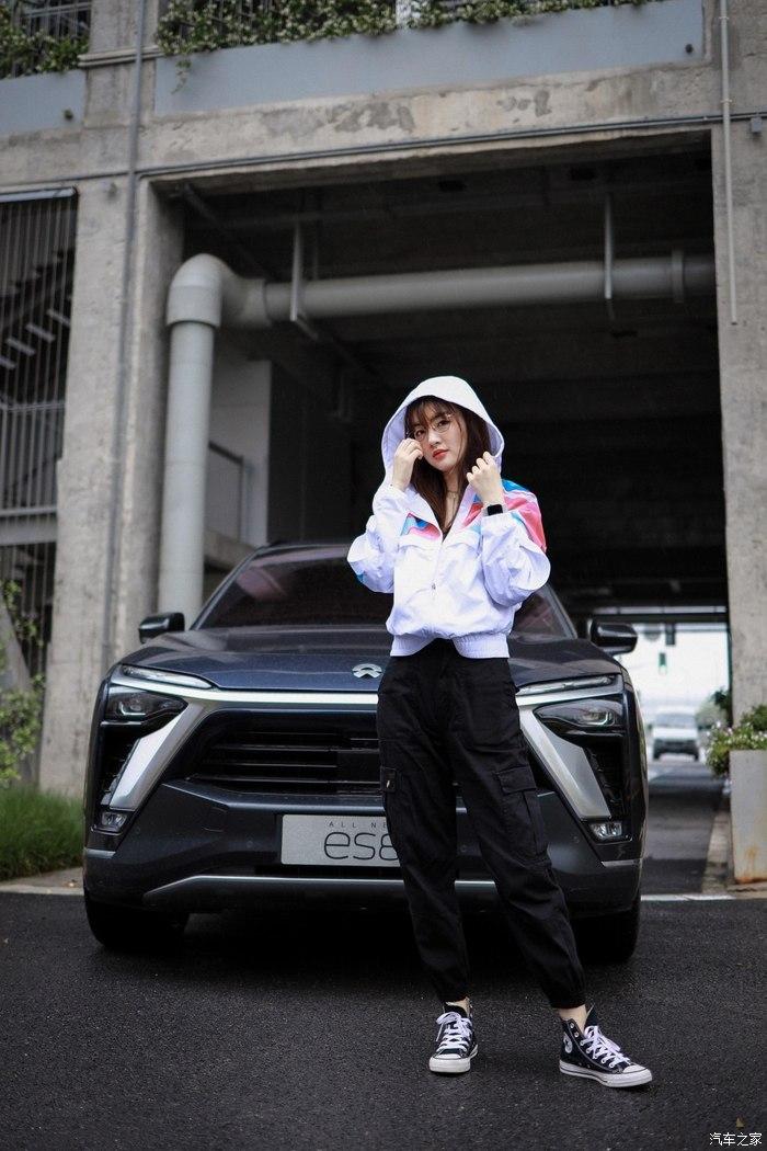 风华模样落落大方桥边姑娘伫立车旁蔚来es6
