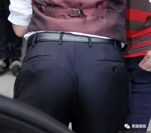 抖森的翘臀多次在作品里呈现,《唯爱永生》里这曼妙的曲线……《猩红