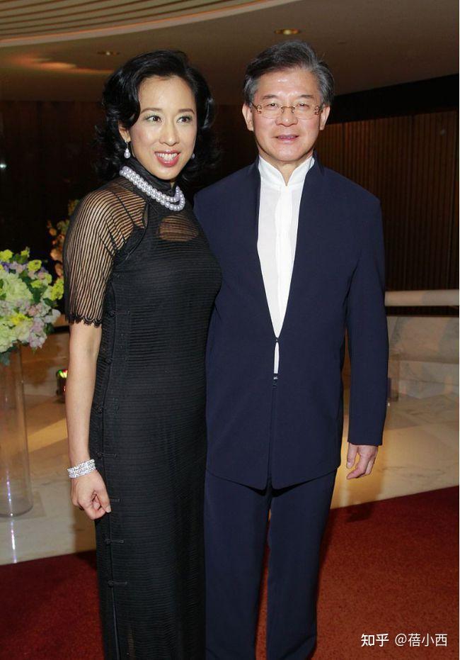 朱玲玲与二婚老公合影好会穿穿薄纱裙配珍珠项链微肉身材真美