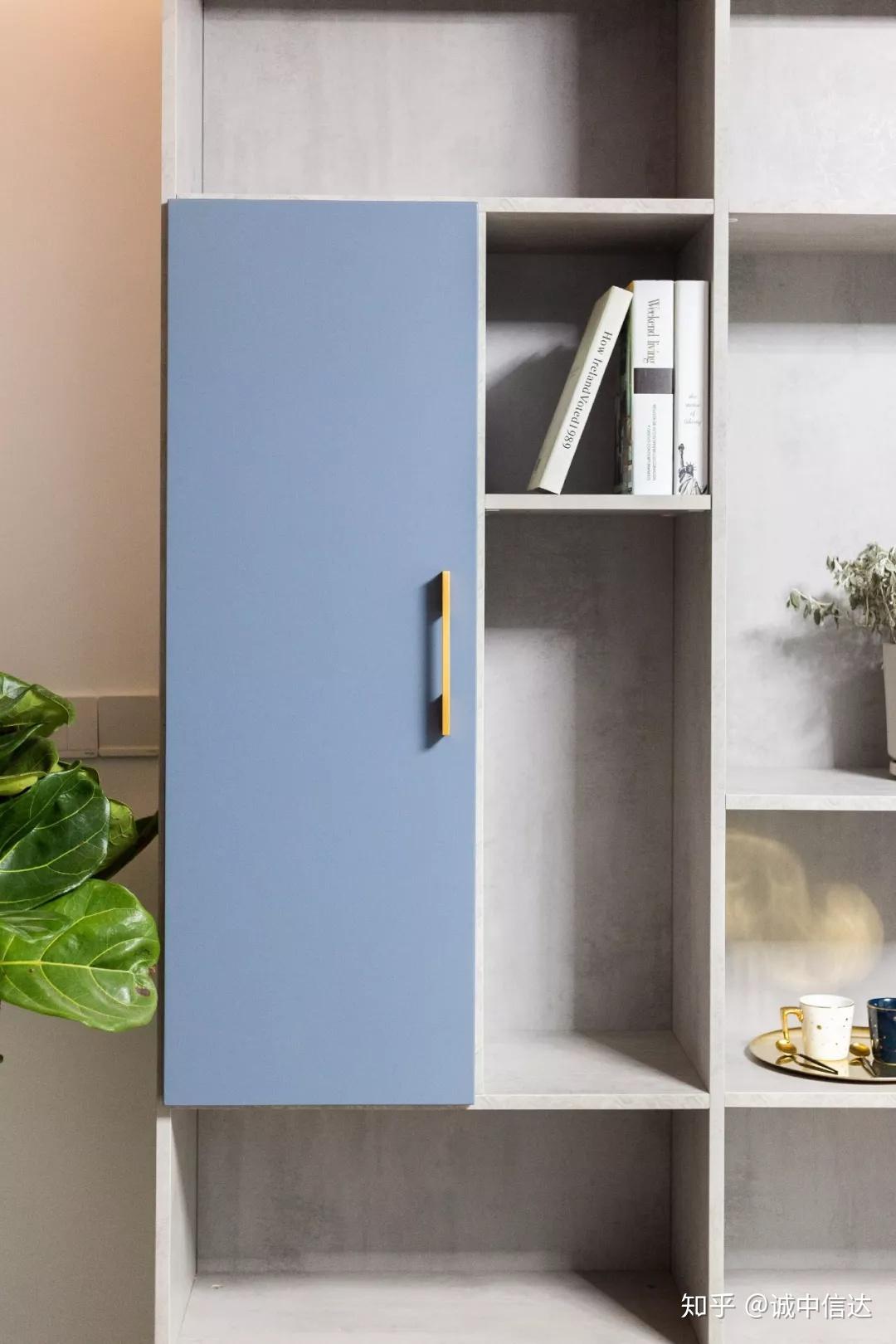 开放式与封闭式组合的造型设计,蓝色调的柜门与水泥灰质感的柜体搭配