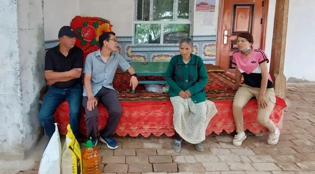新疆检察各访惠聚驻村工作队开展节日走访慰问活动