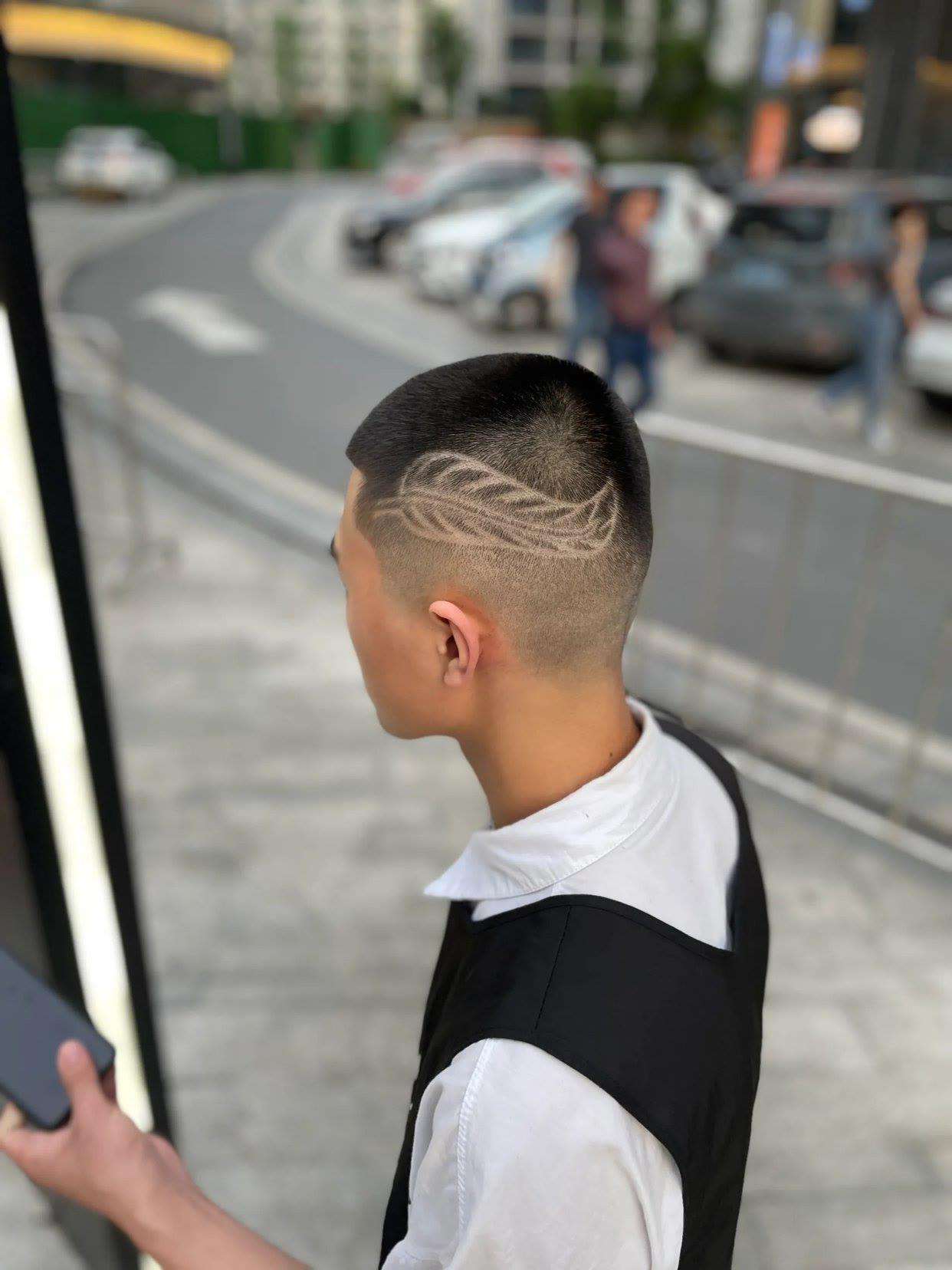 男士发型不仅有杨洋李现那样的三七分造型还有两侧铲短小寸头等等