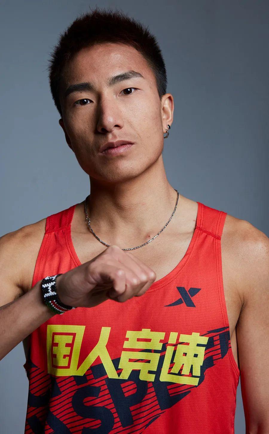 中国马拉松运动员彭建华,就算爬也要爬到终点!