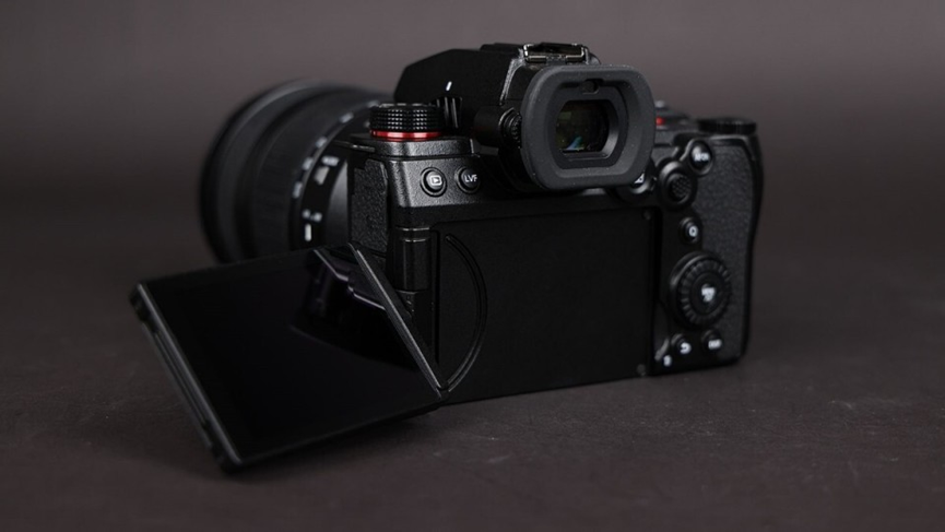 松下s5m2,综合性能强劲的全画幅微单相机