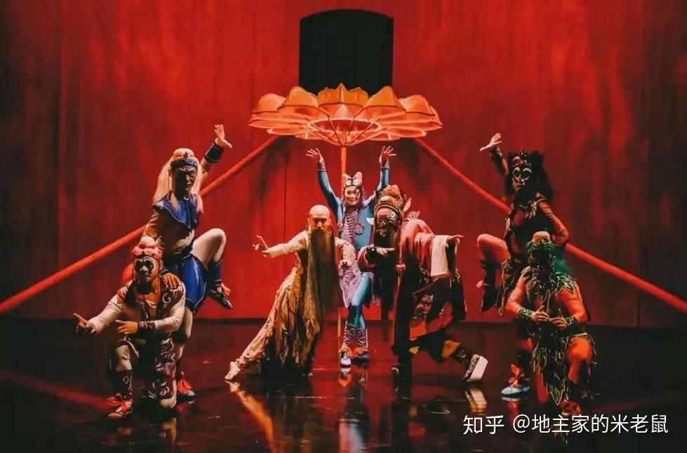 当一身素白袈裟的舞者在打坐中遁入梦境,一段段的惊梦之舞,便串联起了