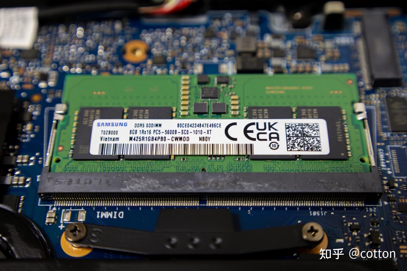 无畏pro15的拆机不太复杂,卸下d面所有螺丝后,从前边缘到后边缘用撬片